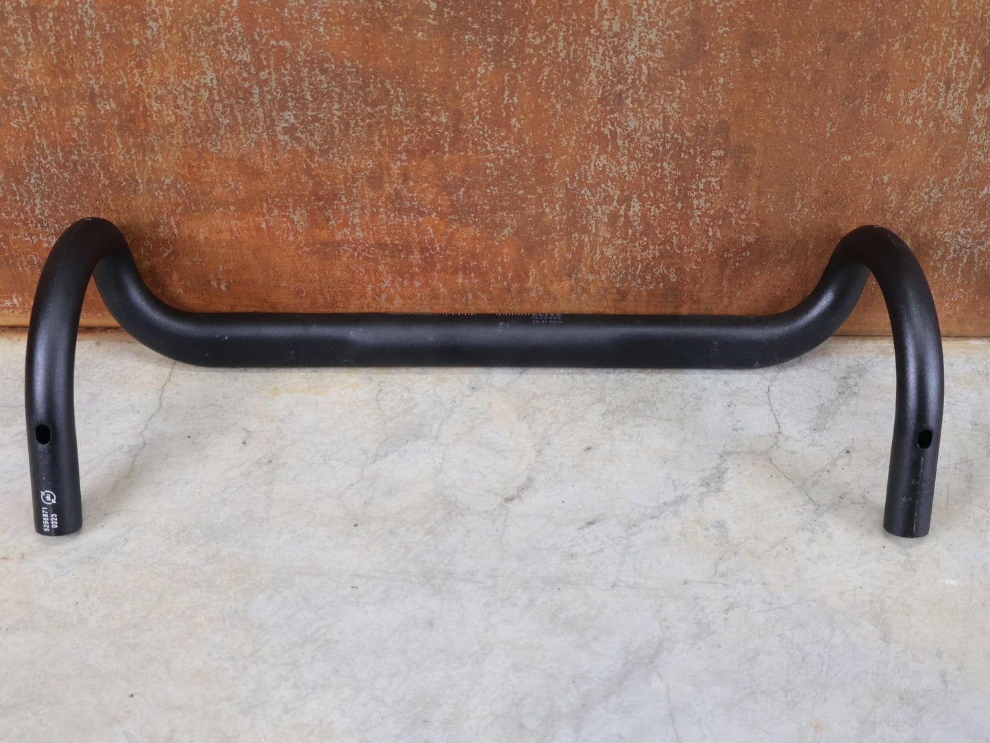 Lenker von Bontrager, BONTRAGER ELITE ISOZONE VR - SF RENNRAD LENKER 400 - 440MM vor USEDBIKES - OB.DE Hintergrund