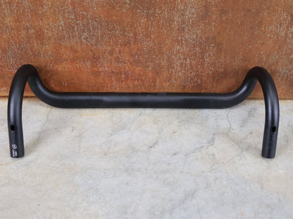 Lenker von Bontrager, BONTRAGER ELITE ISOZONE VR - SF RENNRAD LENKER 400 - 440MM vor USEDBIKES - OB.DE Hintergrund