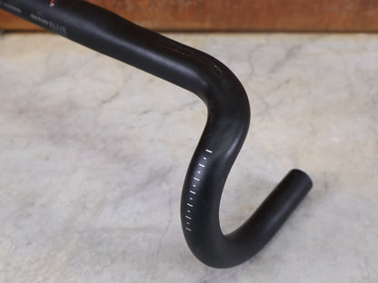 Lenker von Bontrager, BONTRAGER ELITE ISOZONE VR - SF RENNRAD LENKER 400MM vor USEDBIKES - OB.DE Hintergrund