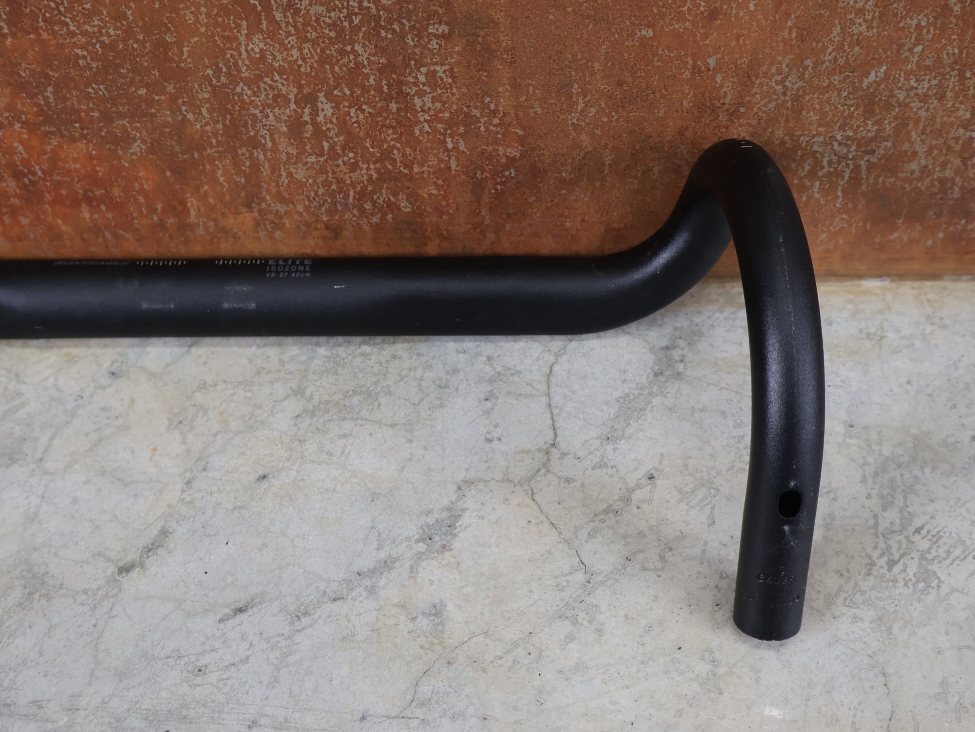 Lenker von Bontrager, BONTRAGER ELITE ISOZONE VR - SF RENNRAD LENKER 400MM vor USEDBIKES - OB.DE Hintergrund