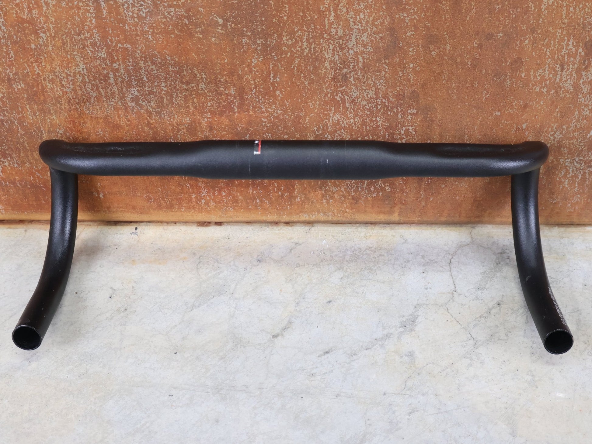 Lenker von Bontrager, BONTRAGER ELITE ISOZONE VR - SF RENNRAD LENKER 400MM vor USEDBIKES - OB.DE Hintergrund