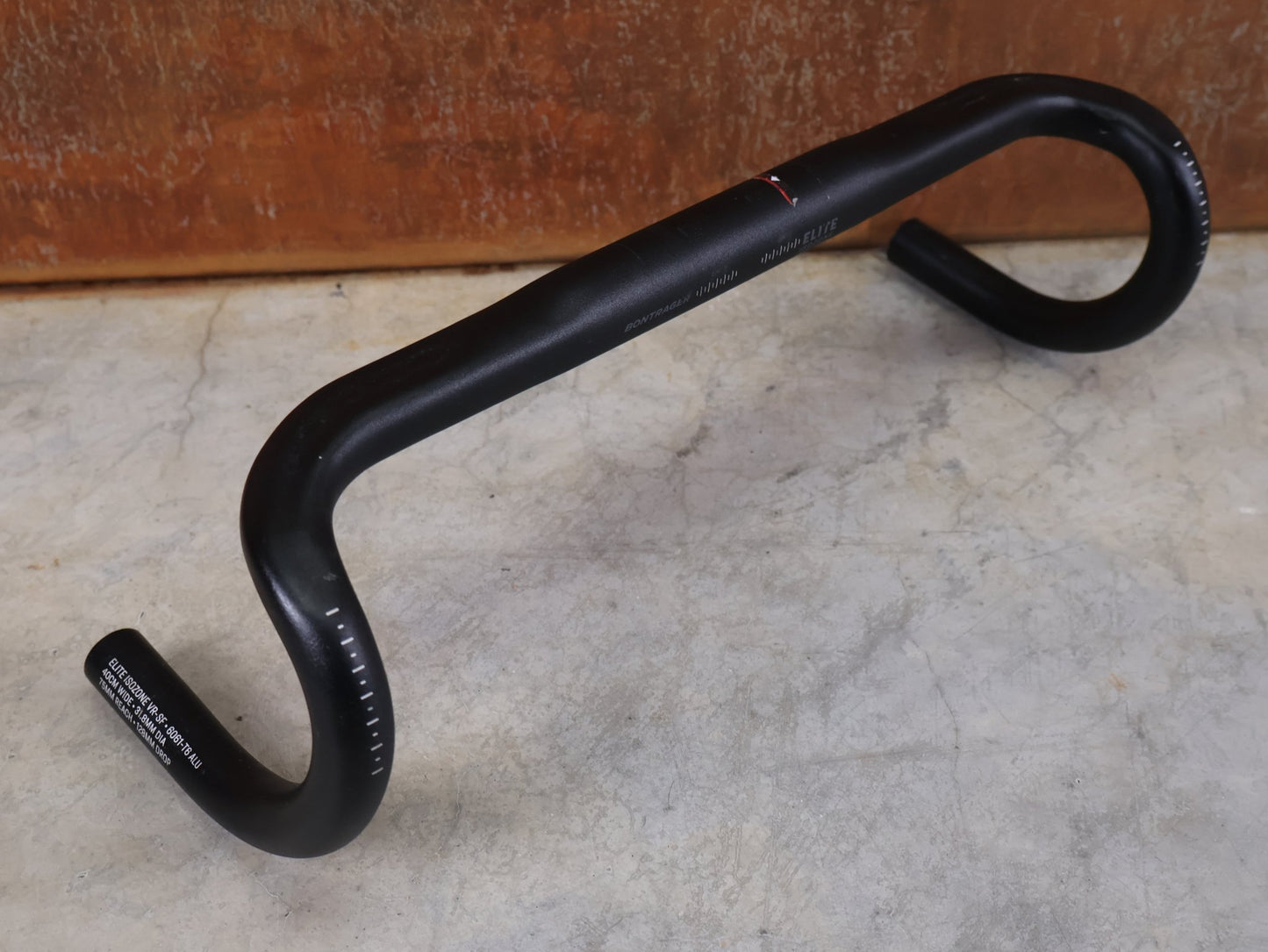 Lenker von Bontrager, BONTRAGER ELITE ISOZONE VR - SF RENNRAD LENKER 400MM vor USEDBIKES - OB.DE Hintergrund