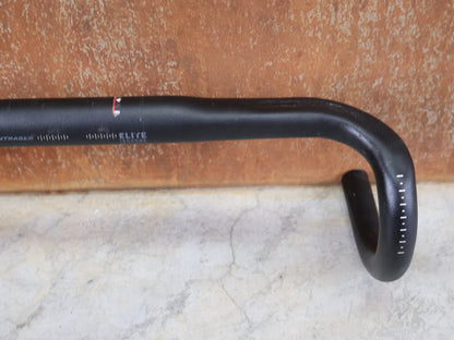 Lenker von Bontrager, BONTRAGER ELITE ISOZONE VR - SF RENNRAD LENKER 400MM vor USEDBIKES - OB.DE Hintergrund