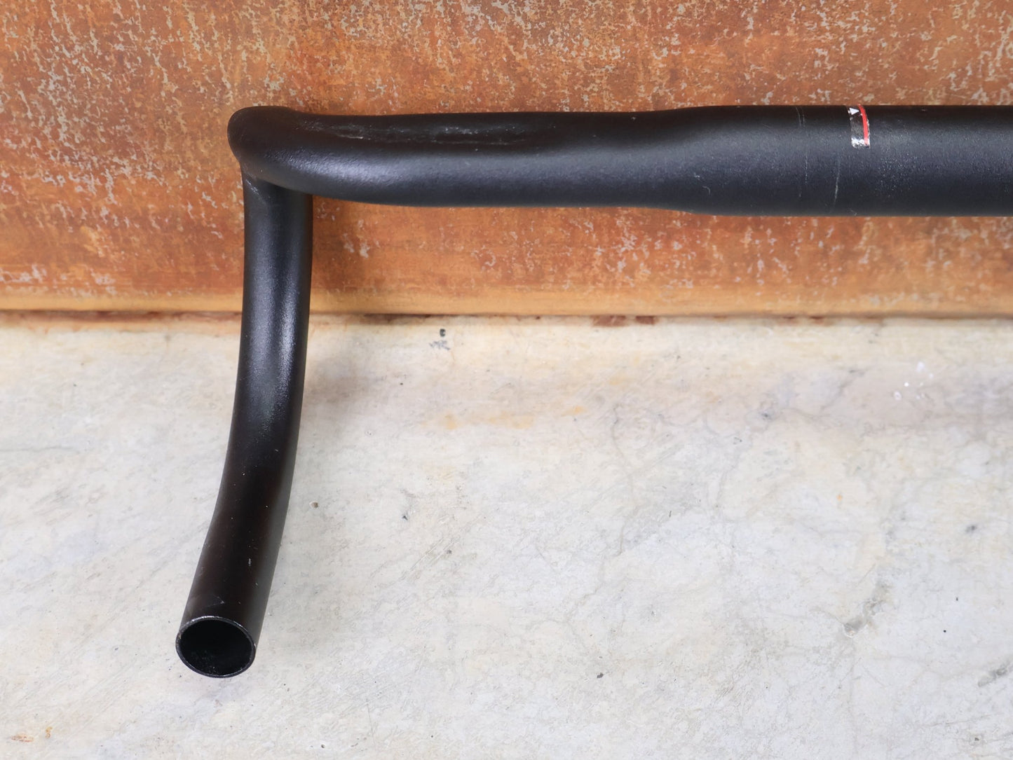 Lenker von Bontrager, BONTRAGER ELITE ISOZONE VR - SF RENNRAD LENKER 400MM vor USEDBIKES - OB.DE Hintergrund