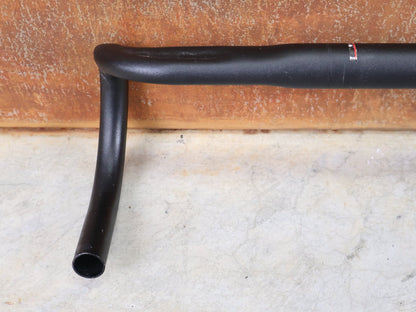 Lenker von Bontrager, BONTRAGER ELITE ISOZONE VR - SF RENNRAD LENKER 400MM vor USEDBIKES - OB.DE Hintergrund