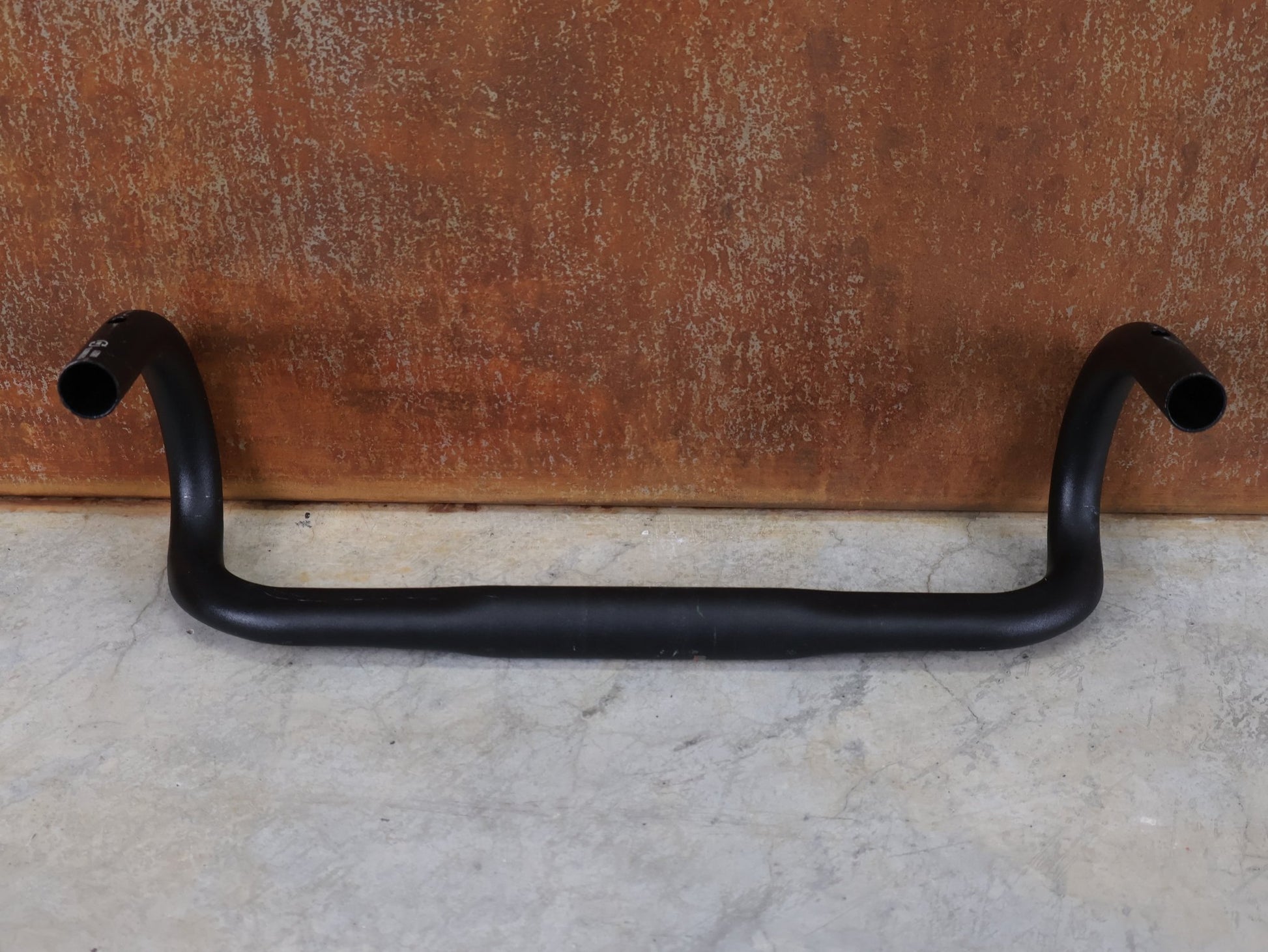 Lenker von Bontrager, BONTRAGER ELITE ISOZONE VR - SF RENNRAD LENKER 400MM vor USEDBIKES - OB.DE Hintergrund