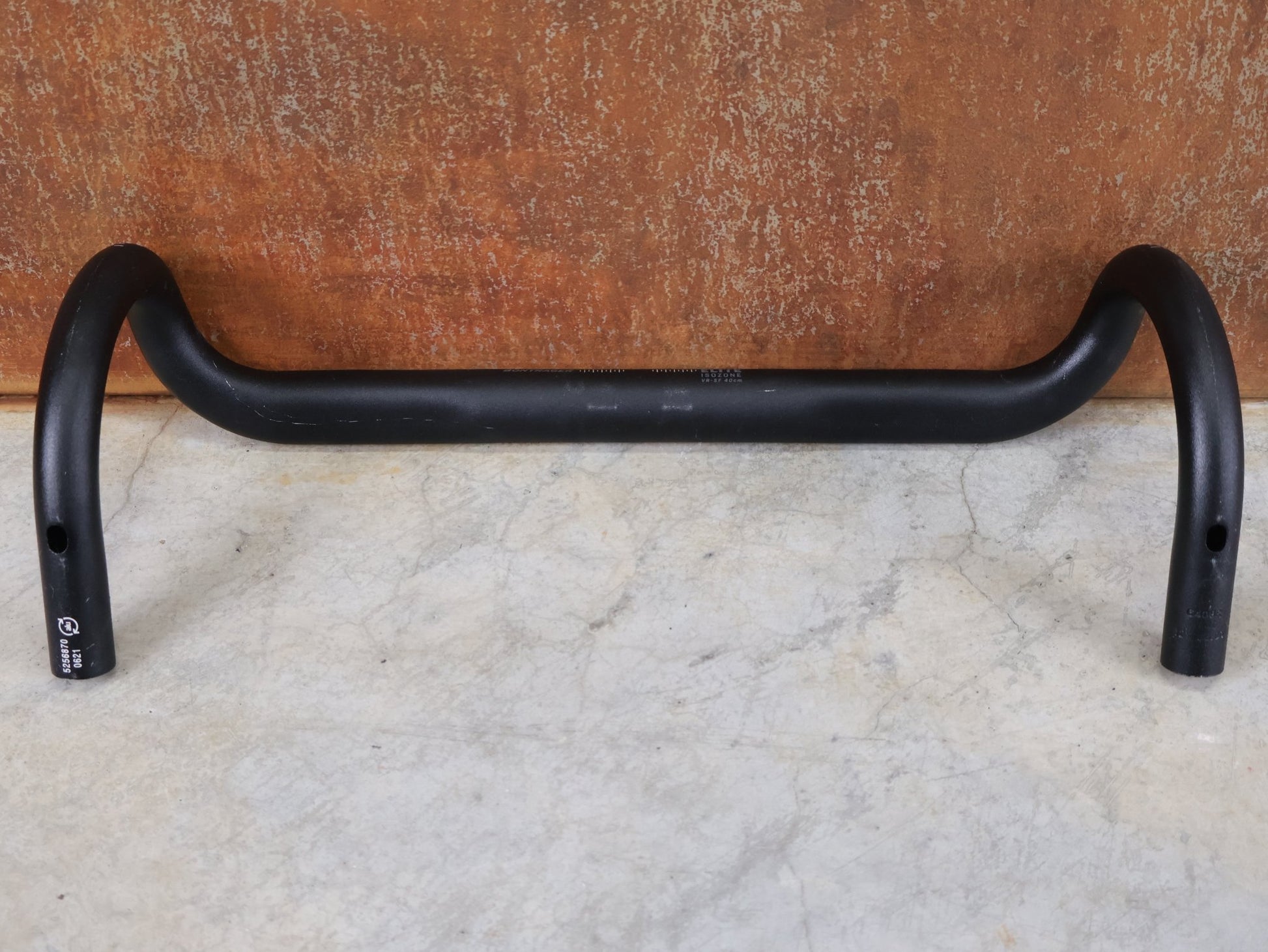 Lenker von Bontrager, BONTRAGER ELITE ISOZONE VR - SF RENNRAD LENKER 400MM vor USEDBIKES - OB.DE Hintergrund