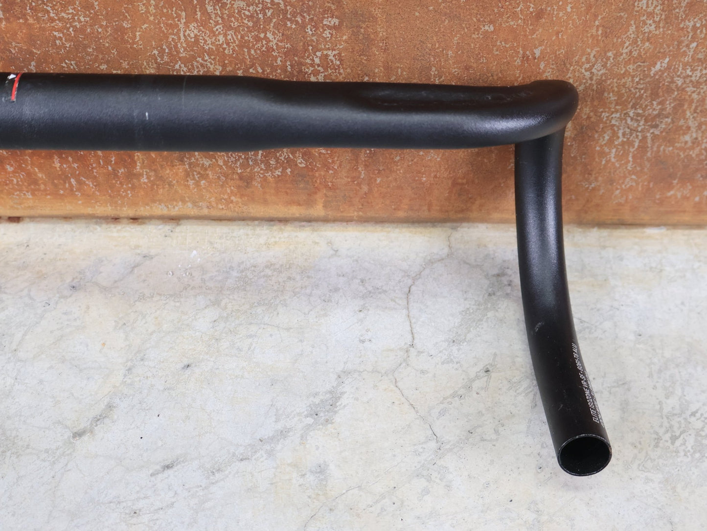 Lenker von Bontrager, BONTRAGER ELITE ISOZONE VR - SF RENNRAD LENKER 400MM vor USEDBIKES - OB.DE Hintergrund