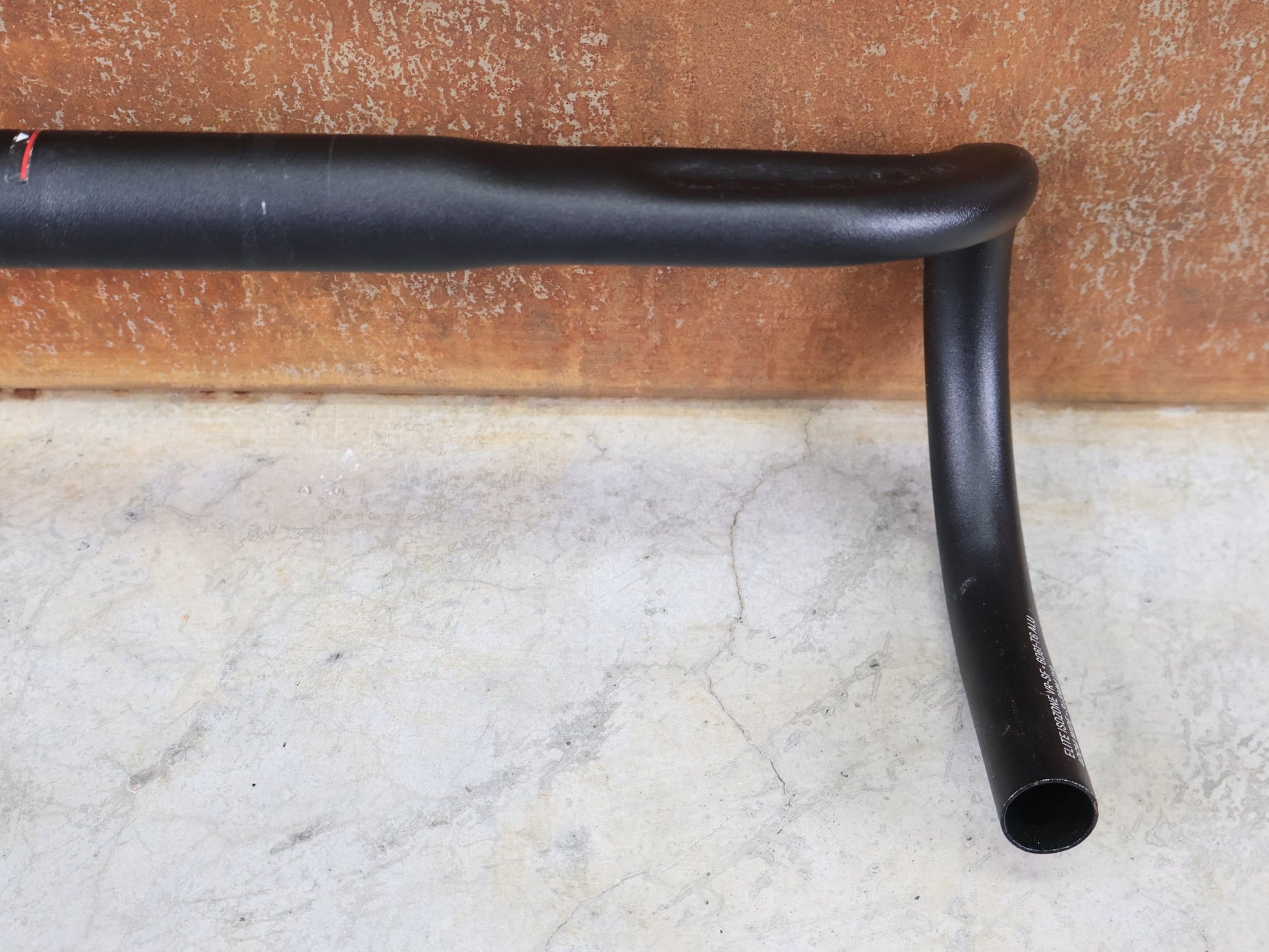 Lenker von Bontrager, BONTRAGER ELITE ISOZONE VR - SF RENNRAD LENKER 400MM vor USEDBIKES - OB.DE Hintergrund