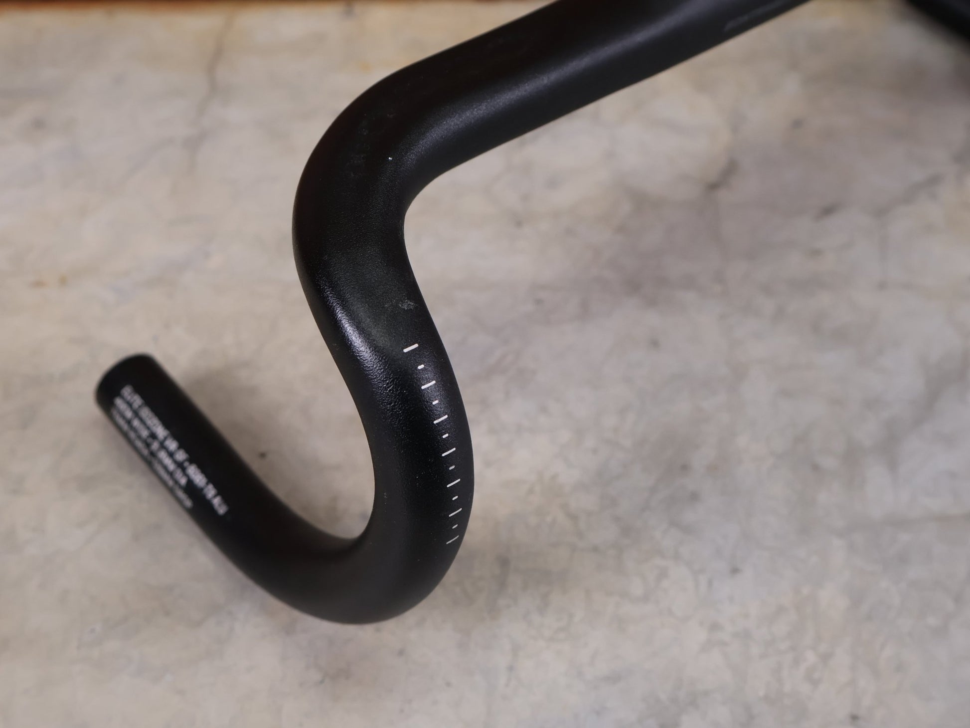 Lenker von Bontrager, BONTRAGER ELITE ISOZONE VR - SF RENNRAD LENKER 400MM vor USEDBIKES - OB.DE Hintergrund