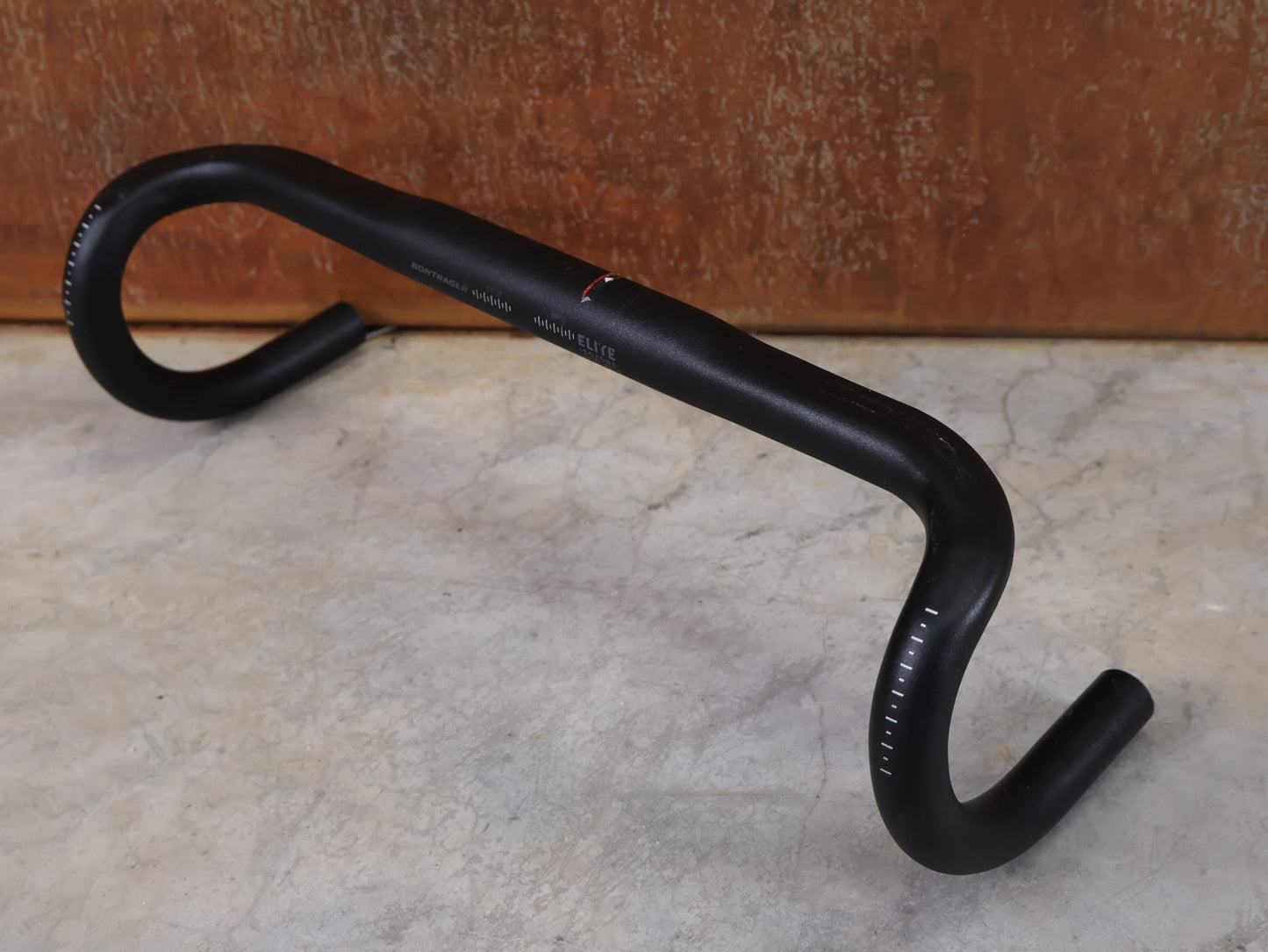 Lenker von Bontrager, BONTRAGER ELITE ISOZONE VR - SF RENNRAD LENKER 400MM vor USEDBIKES - OB.DE Hintergrund