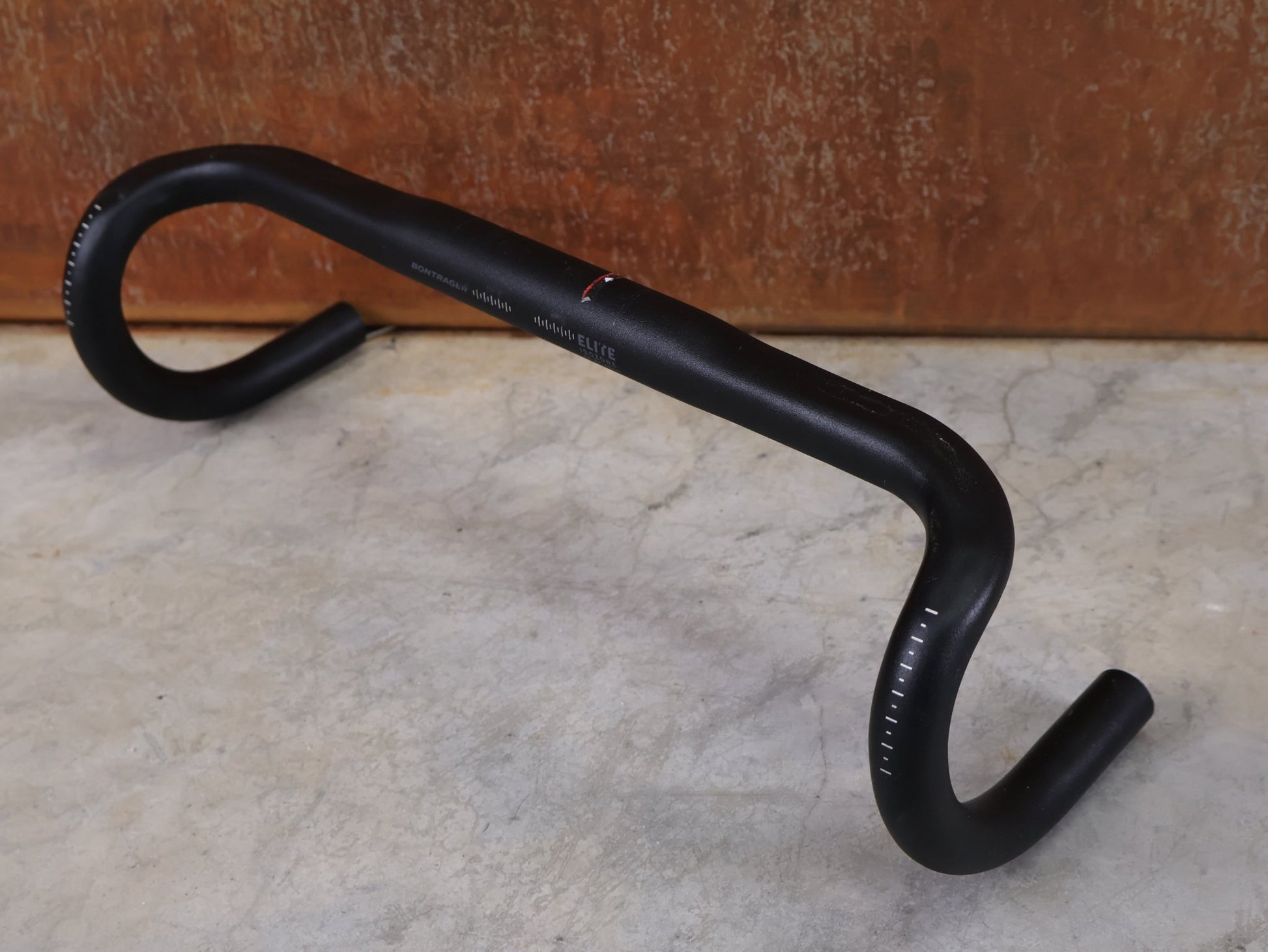 Lenker von Bontrager, BONTRAGER ELITE ISOZONE VR - SF RENNRAD LENKER 400MM vor USEDBIKES - OB.DE Hintergrund
