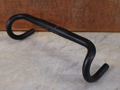 Lenker von Bontrager, BONTRAGER ELITE ISOZONE VR - SF RENNRAD LENKER 400MM vor USEDBIKES - OB.DE Hintergrund