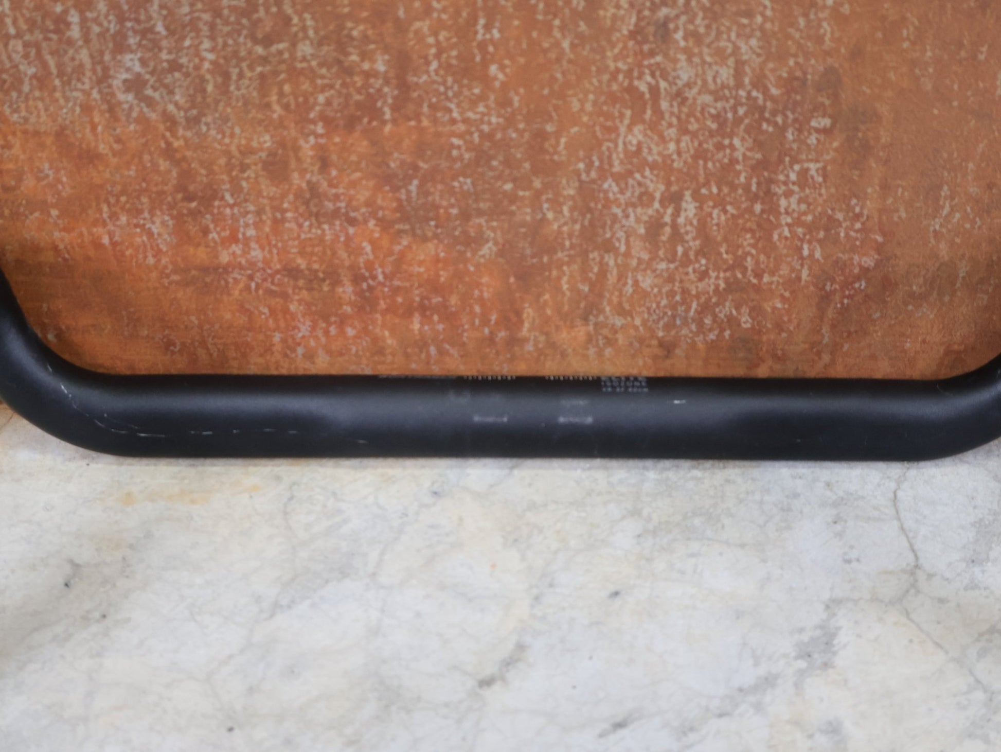 Lenker von Bontrager, BONTRAGER ELITE ISOZONE VR - SF RENNRAD LENKER 400MM vor USEDBIKES - OB.DE Hintergrund