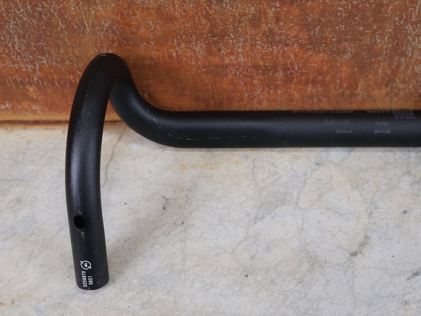 Lenker von Bontrager, BONTRAGER ELITE ISOZONE VR - SF RENNRAD LENKER 400MM vor USEDBIKES - OB.DE Hintergrund