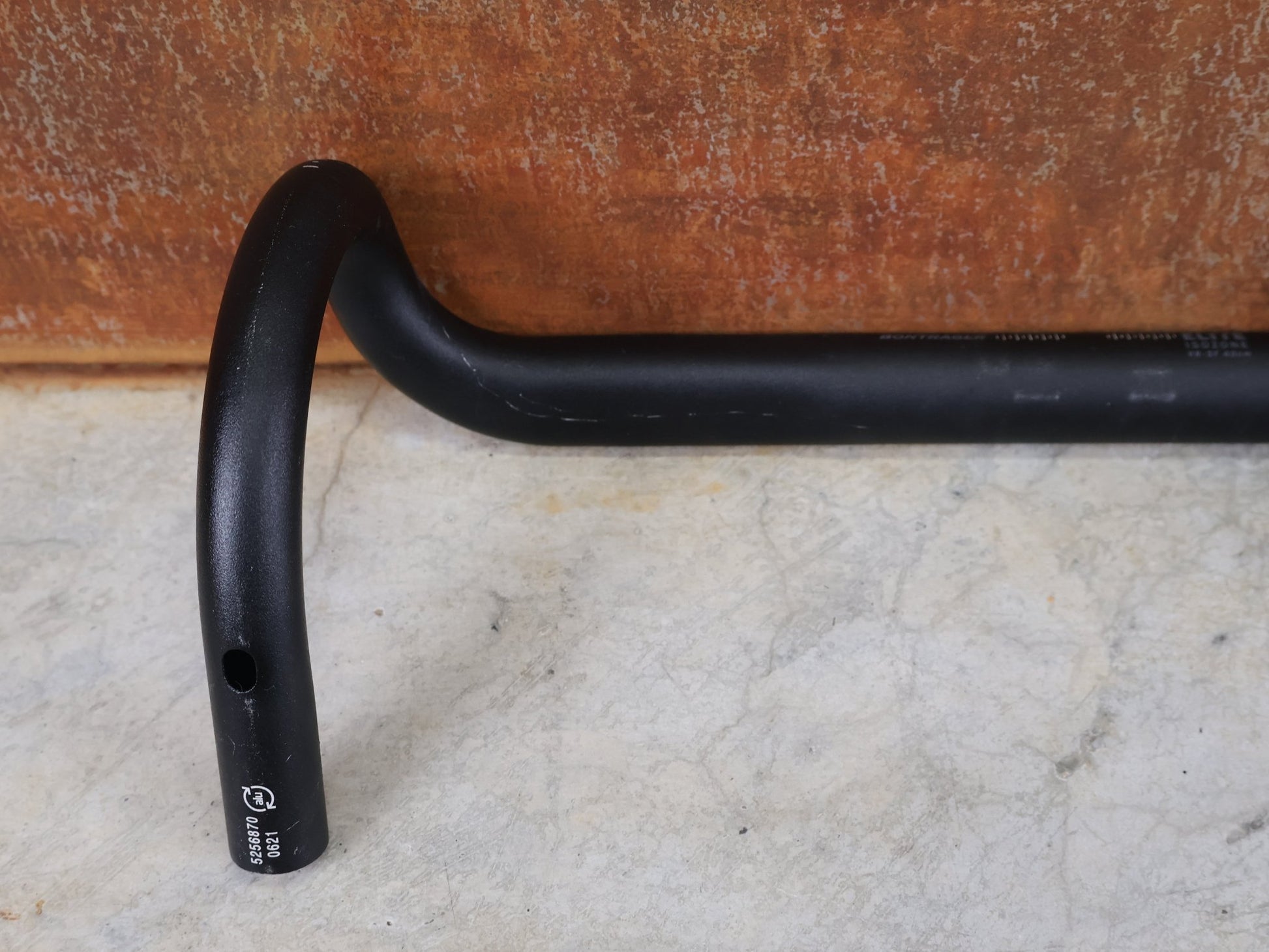 Lenker von Bontrager, BONTRAGER ELITE ISOZONE VR - SF RENNRAD LENKER 400MM vor USEDBIKES - OB.DE Hintergrund