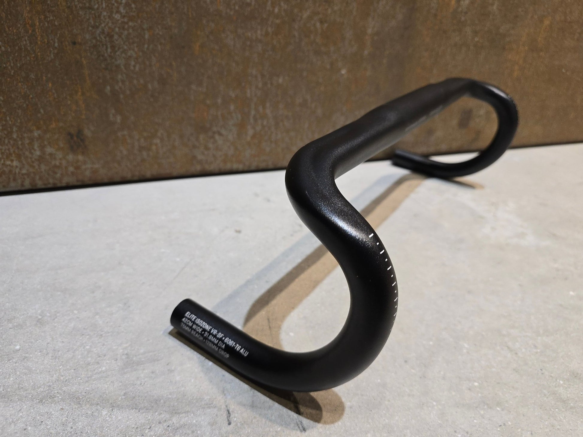 Lenker von Bontrager, BONTRAGER ELITE ISOZONE VR - SF RENNRAD LENKER 420 - 440MM in variant_title vor USEDBIKES - OB.DE Hintergrund