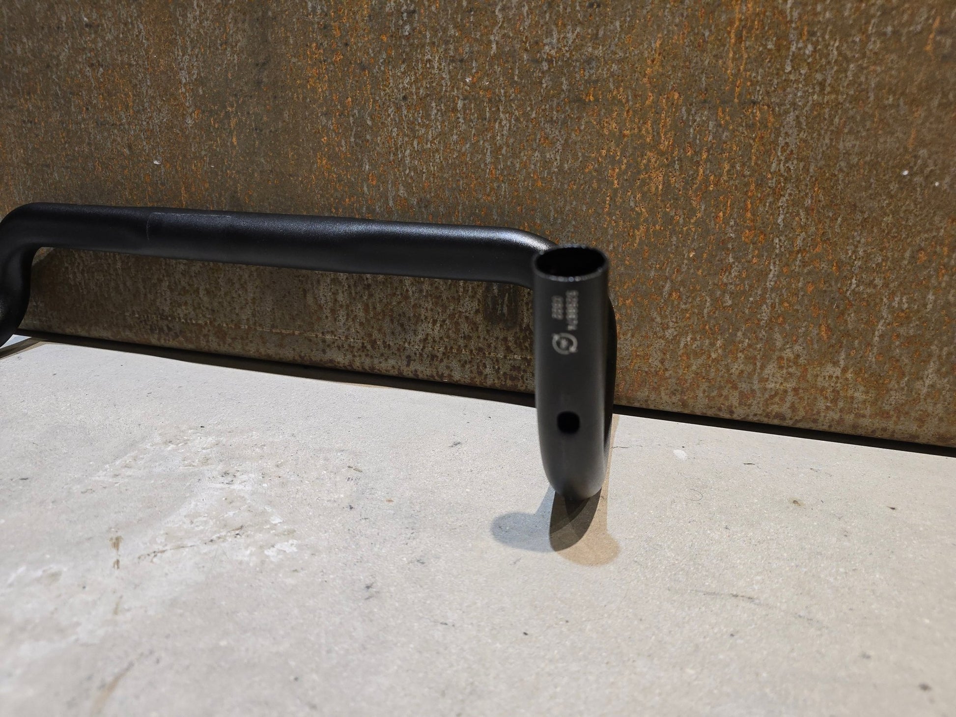 Lenker von Bontrager, BONTRAGER ELITE ISOZONE VR - SF RENNRAD LENKER 420 - 440MM in variant_title vor USEDBIKES - OB.DE Hintergrund