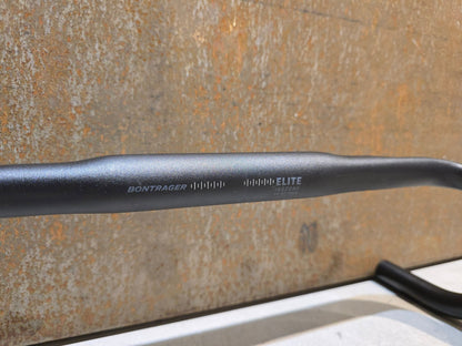Lenker von Bontrager, BONTRAGER ELITE ISOZONE VR - SF RENNRAD LENKER 420 - 440MM in variant_title vor USEDBIKES - OB.DE Hintergrund