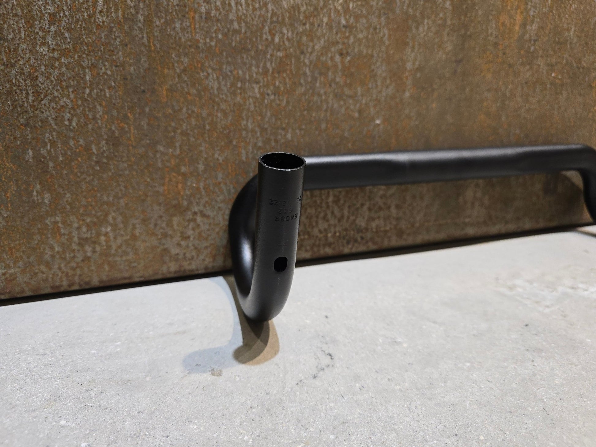 Lenker von Bontrager, BONTRAGER ELITE ISOZONE VR - SF RENNRAD LENKER 420 - 440MM in variant_title vor USEDBIKES - OB.DE Hintergrund