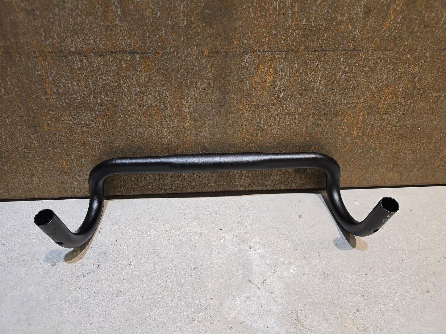 Lenker von Bontrager, BONTRAGER ELITE ISOZONE VR - SF RENNRAD LENKER 420 - 440MM in variant_title vor USEDBIKES - OB.DE Hintergrund