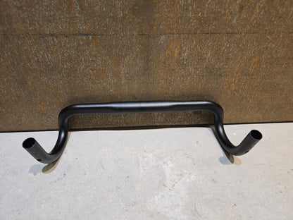 Lenker von Bontrager, BONTRAGER ELITE ISOZONE VR - SF RENNRAD LENKER 420 - 440MM in variant_title vor USEDBIKES - OB.DE Hintergrund