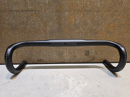 Lenker von Bontrager, BONTRAGER ELITE ISOZONE VR - SF RENNRAD LENKER 420 - 440MM in variant_title vor USEDBIKES - OB.DE Hintergrund