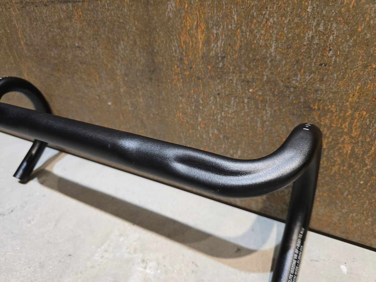 Lenker von Bontrager, BONTRAGER ELITE ISOZONE VR - SF RENNRAD LENKER 420 - 440MM in variant_title vor USEDBIKES - OB.DE Hintergrund