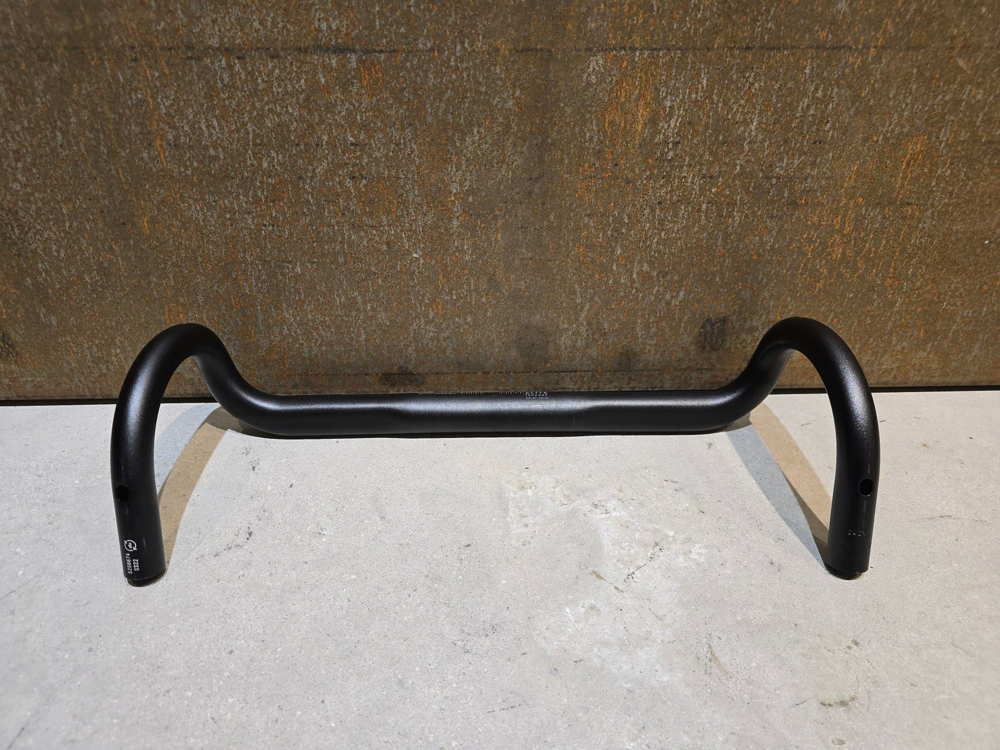 Lenker von Bontrager, BONTRAGER ELITE ISOZONE VR - SF RENNRAD LENKER 420 - 440MM in variant_title vor USEDBIKES - OB.DE Hintergrund