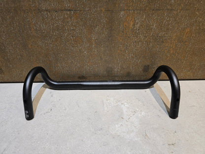 Lenker von Bontrager, BONTRAGER ELITE ISOZONE VR - SF RENNRAD LENKER 420 - 440MM in variant_title vor USEDBIKES - OB.DE Hintergrund