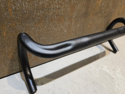 Lenker von Bontrager, BONTRAGER ELITE ISOZONE VR - SF RENNRAD LENKER 420 - 440MM in variant_title vor USEDBIKES - OB.DE Hintergrund