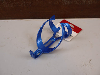 Trinkflaschen und Halter von Bontrager, BONTRAGER ELITE RECYCLED FLASCHENHALTER ALPINE BLUE BLAU vor USEDBIKES-OB.DE Hintergrund