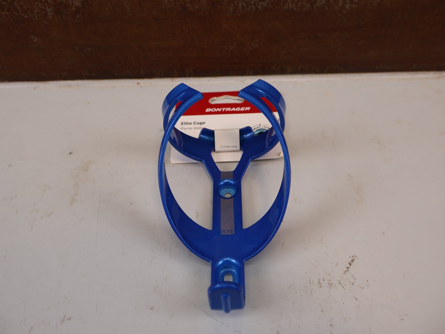 Trinkflaschen und Halter von Bontrager, BONTRAGER ELITE RECYCLED FLASCHENHALTER ALPINE BLUE BLAU vor USEDBIKES-OB.DE Hintergrund