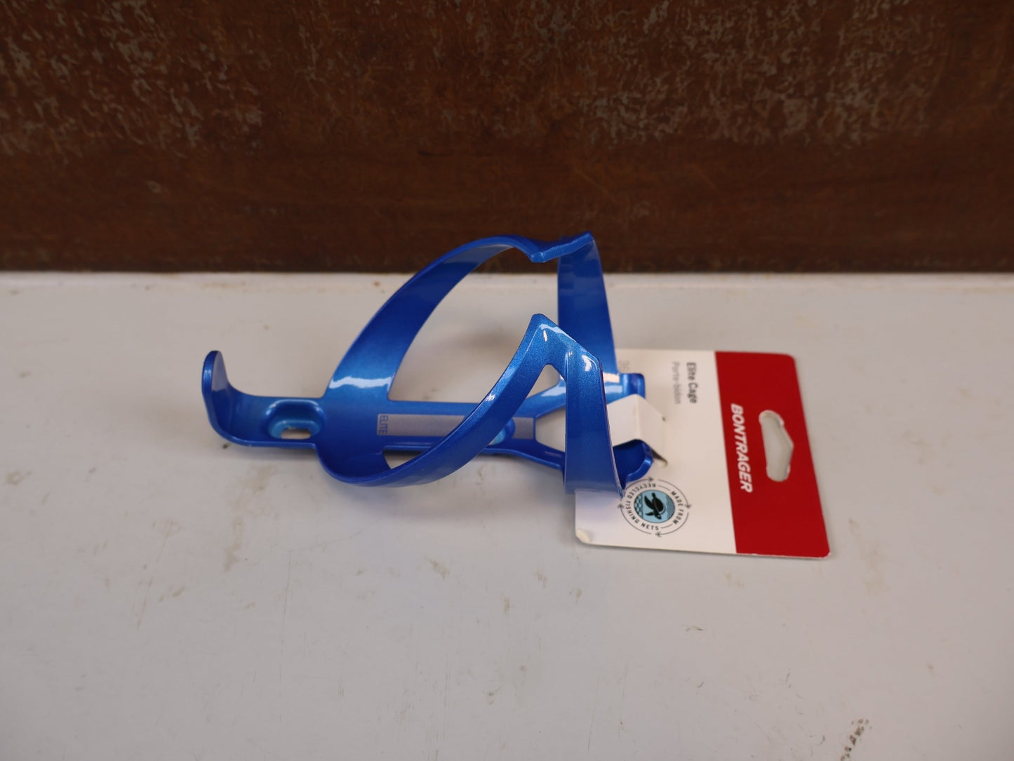 Trinkflaschen und Halter von Bontrager, BONTRAGER ELITE RECYCLED FLASCHENHALTER ALPINE BLUE BLAU vor USEDBIKES-OB.DE Hintergrund