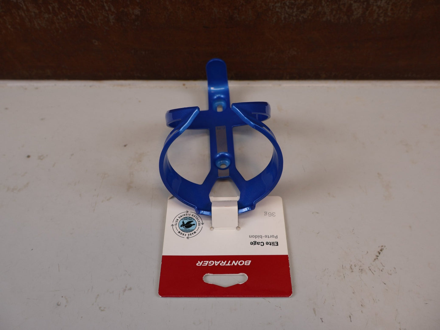 Trinkflaschen und Halter von Bontrager, BONTRAGER ELITE RECYCLED FLASCHENHALTER ALPINE BLUE BLAU vor USEDBIKES-OB.DE Hintergrund