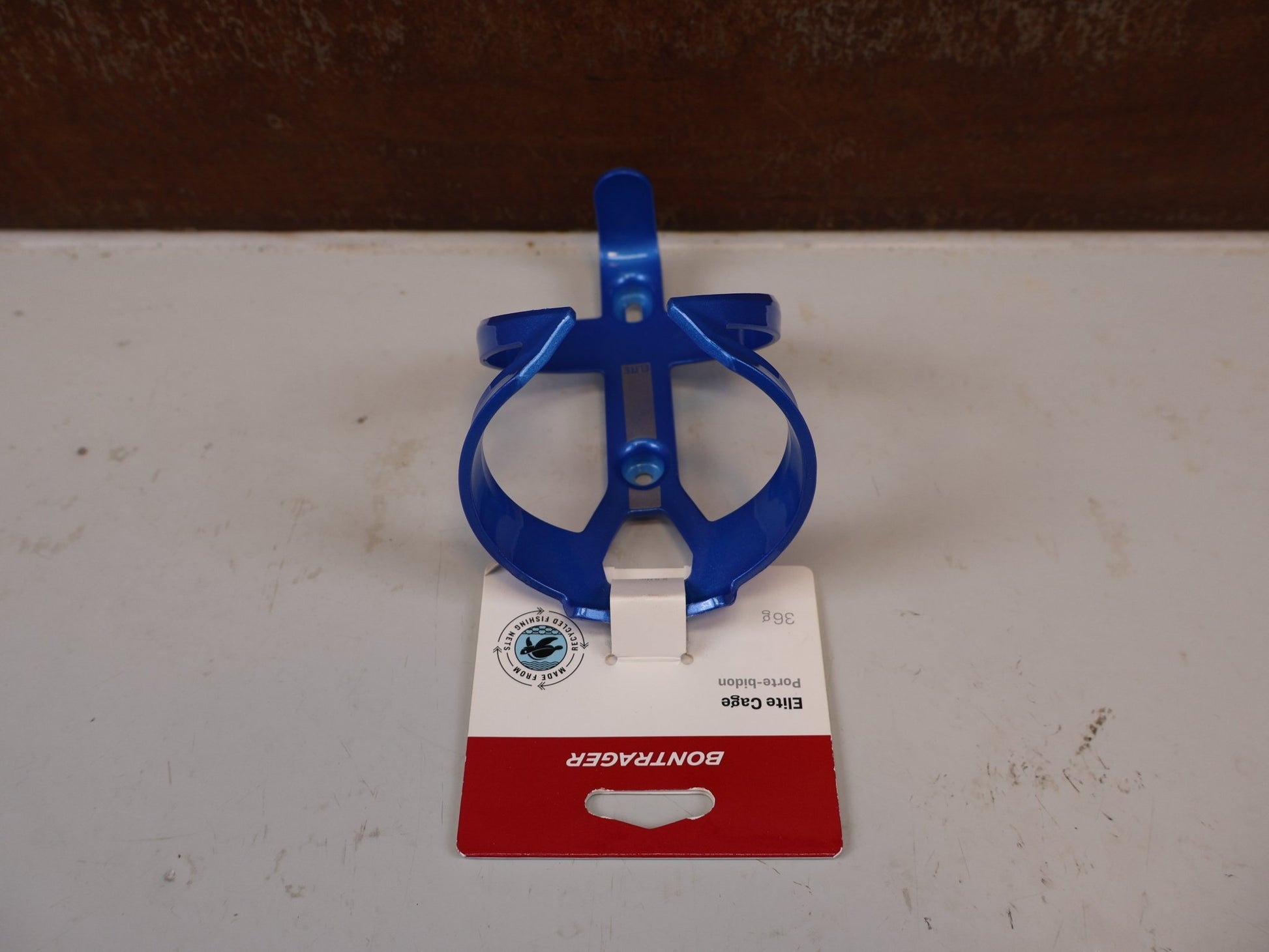 Trinkflaschen und Halter von Bontrager, BONTRAGER ELITE RECYCLED FLASCHENHALTER ALPINE BLUE BLAU vor USEDBIKES-OB.DE Hintergrund