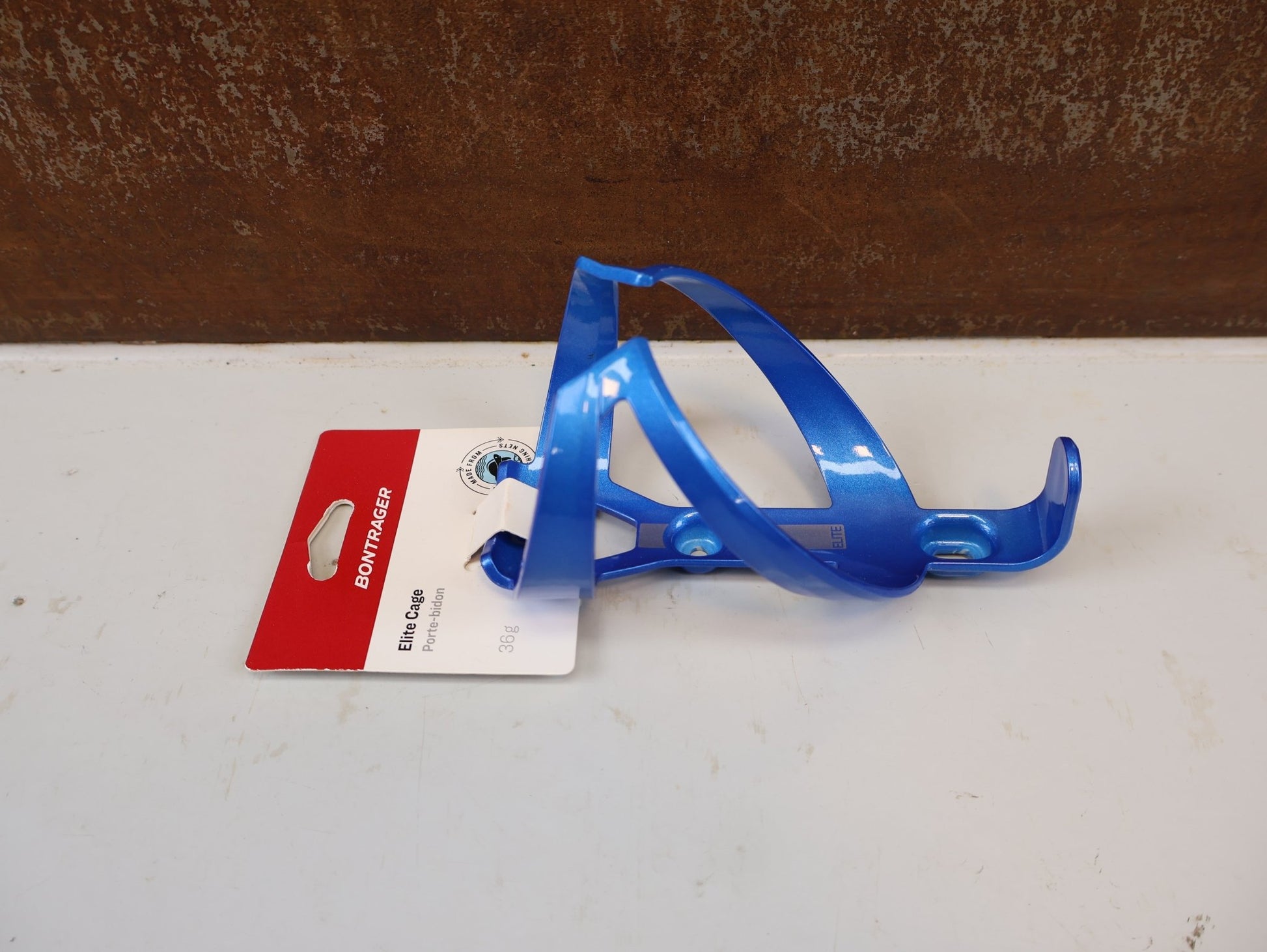 Trinkflaschen und Halter von Bontrager, BONTRAGER ELITE RECYCLED FLASCHENHALTER ALPINE BLUE BLAU vor USEDBIKES-OB.DE Hintergrund
