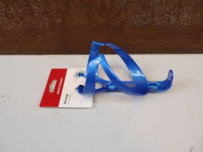 Trinkflaschen und Halter von Bontrager, BONTRAGER ELITE RECYCLED FLASCHENHALTER ALPINE BLUE BLAU vor USEDBIKES-OB.DE Hintergrund