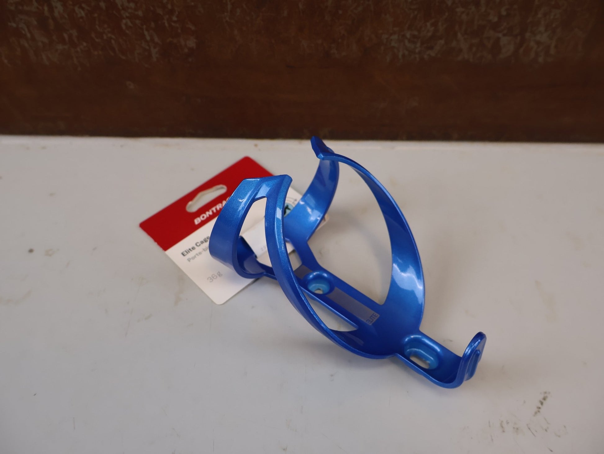 Trinkflaschen und Halter von Bontrager, BONTRAGER ELITE RECYCLED FLASCHENHALTER ALPINE BLUE BLAU vor USEDBIKES-OB.DE Hintergrund
