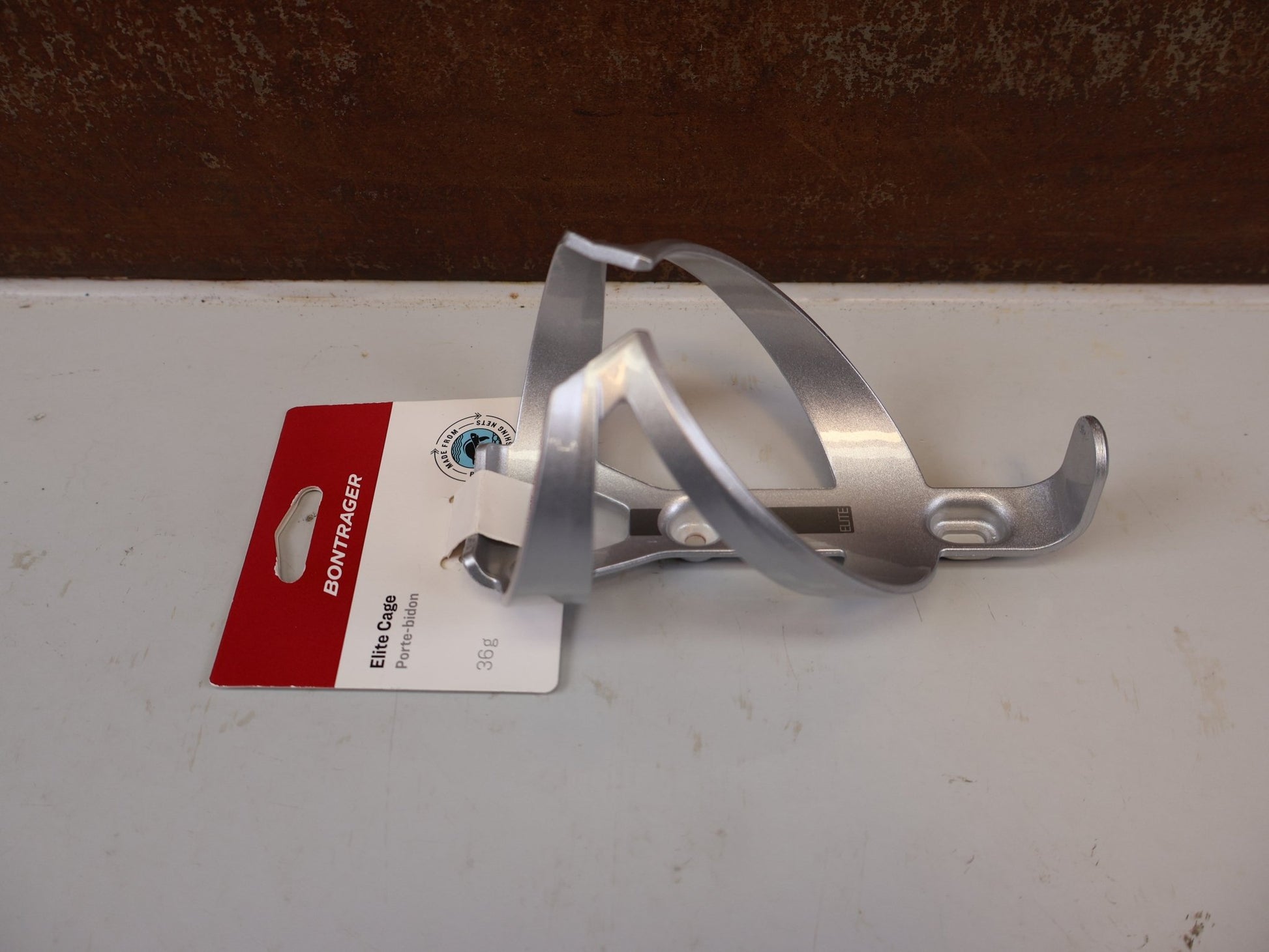 Trinkflaschen und Halter von Bontrager, BONTRAGER ELITE RECYCLED FLASCHENHALTER GRAU 38G vor USEDBIKES-OB.DE Hintergrund