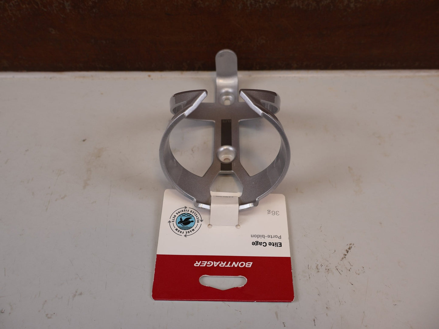Trinkflaschen und Halter von Bontrager, BONTRAGER ELITE RECYCLED FLASCHENHALTER GRAU 38G vor USEDBIKES-OB.DE Hintergrund
