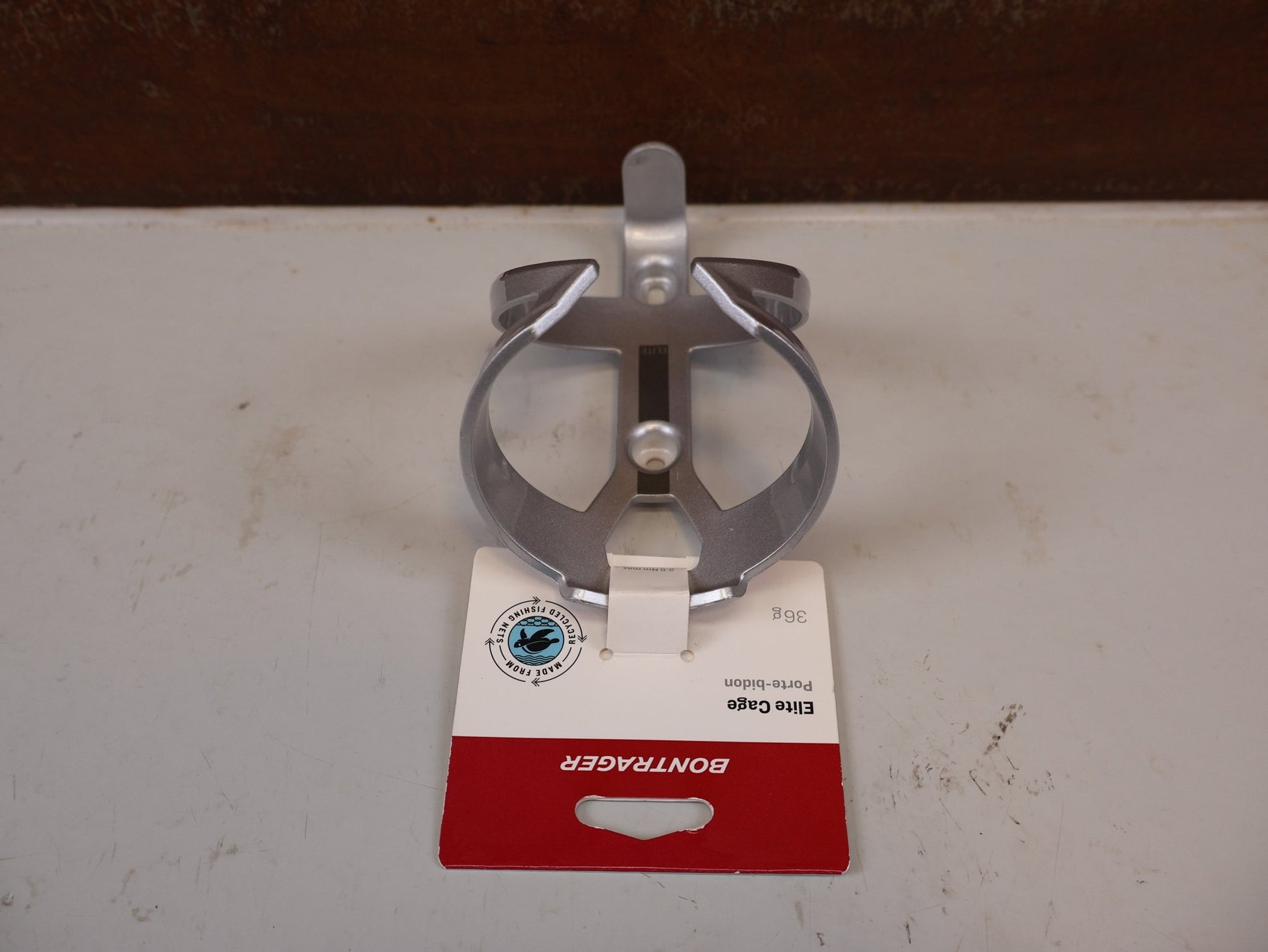 Trinkflaschen und Halter von Bontrager, BONTRAGER ELITE RECYCLED FLASCHENHALTER GRAU 38G vor USEDBIKES-OB.DE Hintergrund