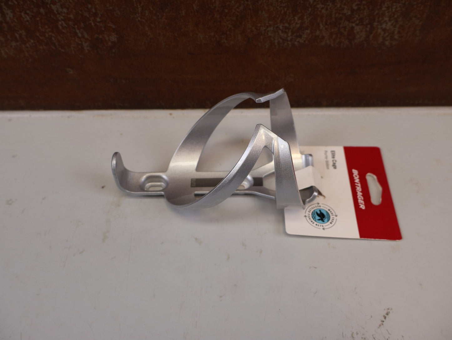 Trinkflaschen und Halter von Bontrager, BONTRAGER ELITE RECYCLED FLASCHENHALTER GRAU 38G vor USEDBIKES-OB.DE Hintergrund