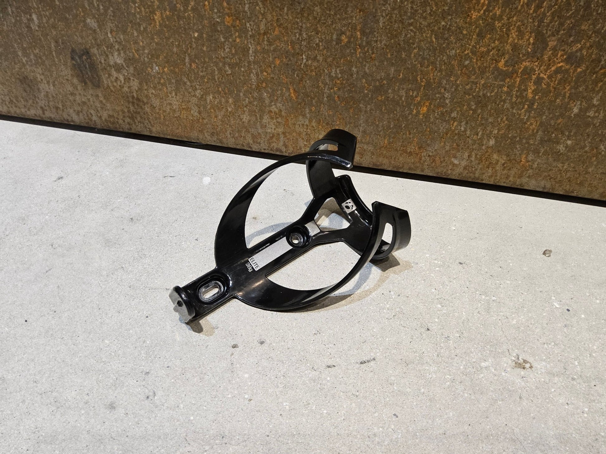 Trinkflaschen und Halter von Bontrager, BONTRAGER ELITE RECYCLED FLASCHENHALTER / SCHWARZ vor USEDBIKES - OB.DE Hintergrund