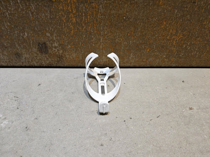 Trinkflaschen und Halter von Bontrager, BONTRAGER ELITE RECYCLED FLASCHENHALTER / WEIß in variant_title vor USEDBIKES - OB.DE Hintergrund