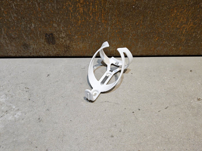 Trinkflaschen und Halter von Bontrager, BONTRAGER ELITE RECYCLED FLASCHENHALTER / WEIß in variant_title vor USEDBIKES - OB.DE Hintergrund