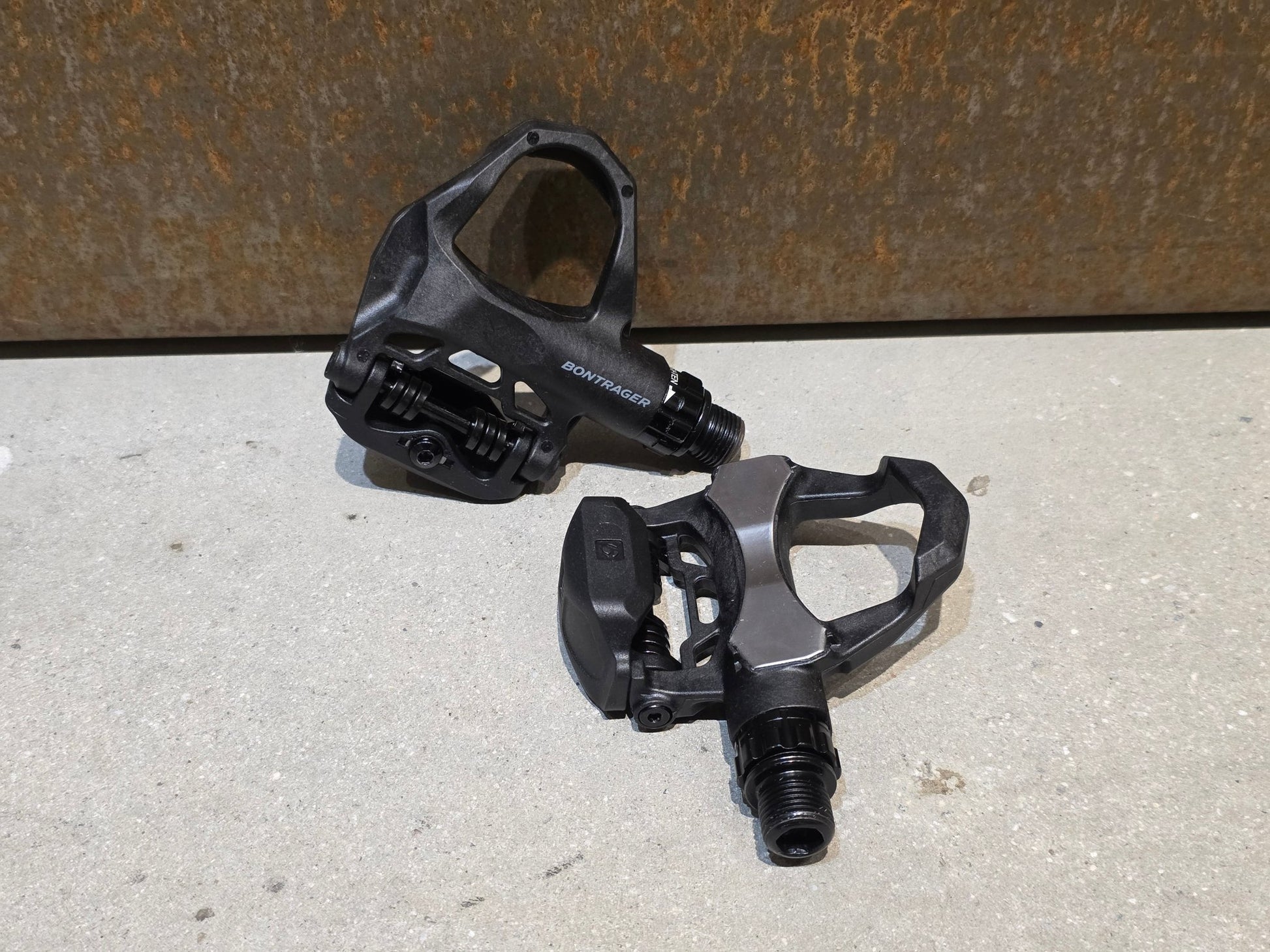 Pedale von Bontrager, BONTRAGER ELITE ROAD RENNRAD / KEO KLICK PEDAL vor USEDBIKES - OB.DE Hintergrund