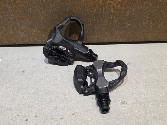 Pedale von Bontrager, BONTRAGER ELITE ROAD RENNRAD / KEO KLICK PEDAL vor USEDBIKES - OB.DE Hintergrund