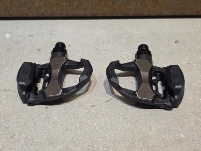 Pedale von Bontrager, BONTRAGER ELITE ROAD RENNRAD / KEO KLICK PEDAL vor USEDBIKES - OB.DE Hintergrund