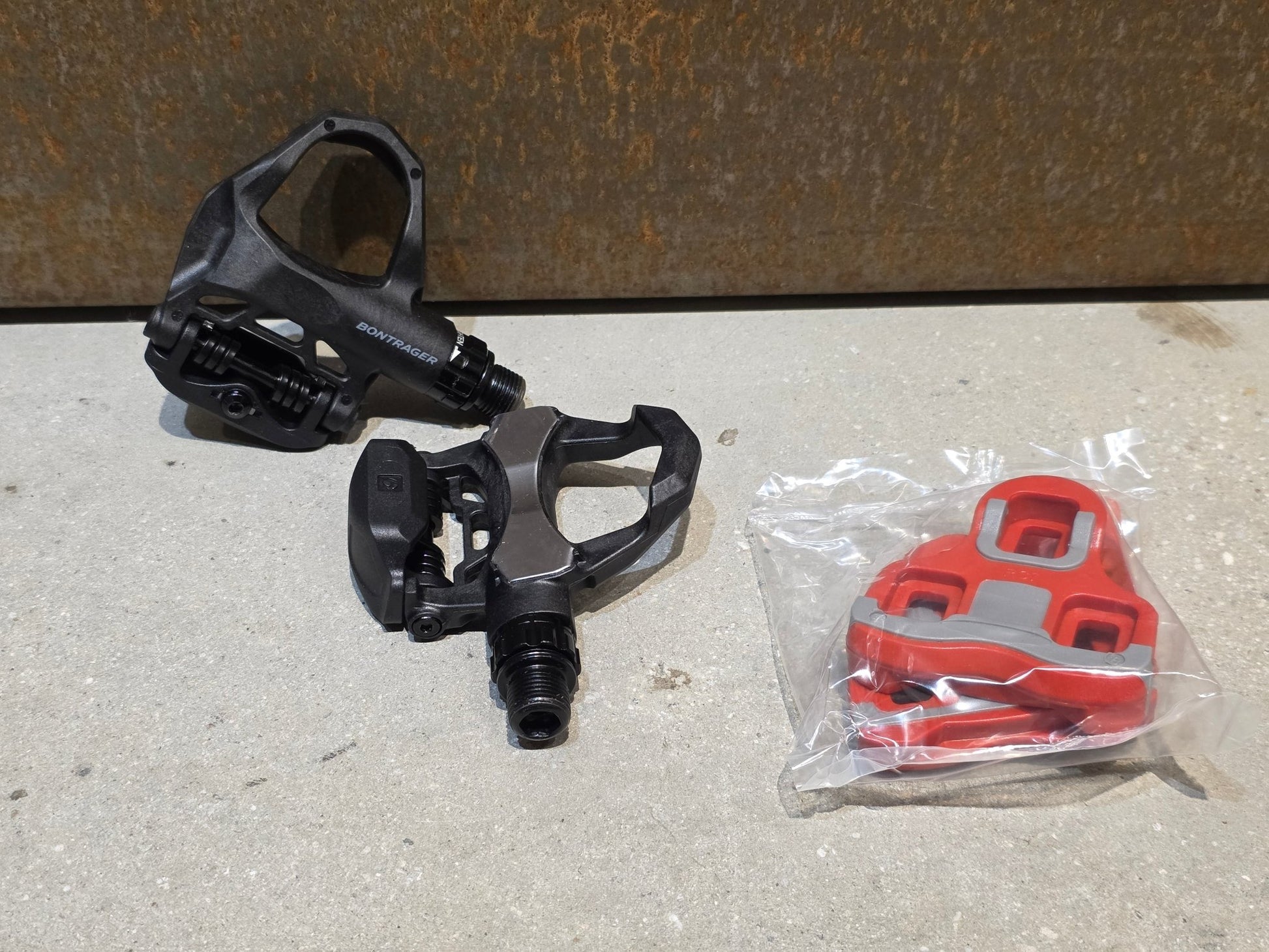 Pedale von Bontrager, BONTRAGER ELITE ROAD RENNRAD / KEO KLICK PEDAL vor USEDBIKES - OB.DE Hintergrund